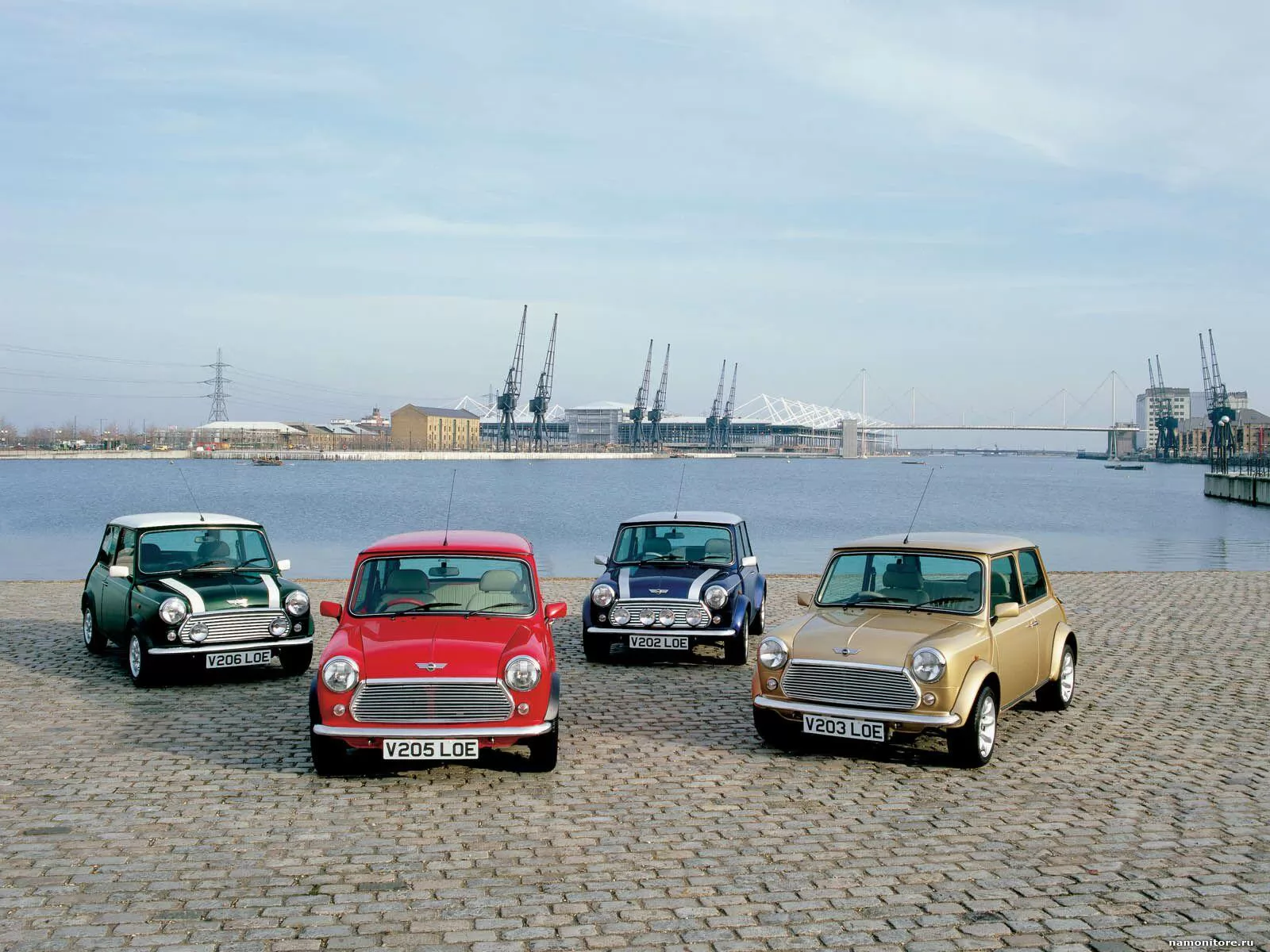 Версия автомобиля. Четверо в машине. Mini Cooper Classic Wallpapers. Геленджик аренда мини Купер.