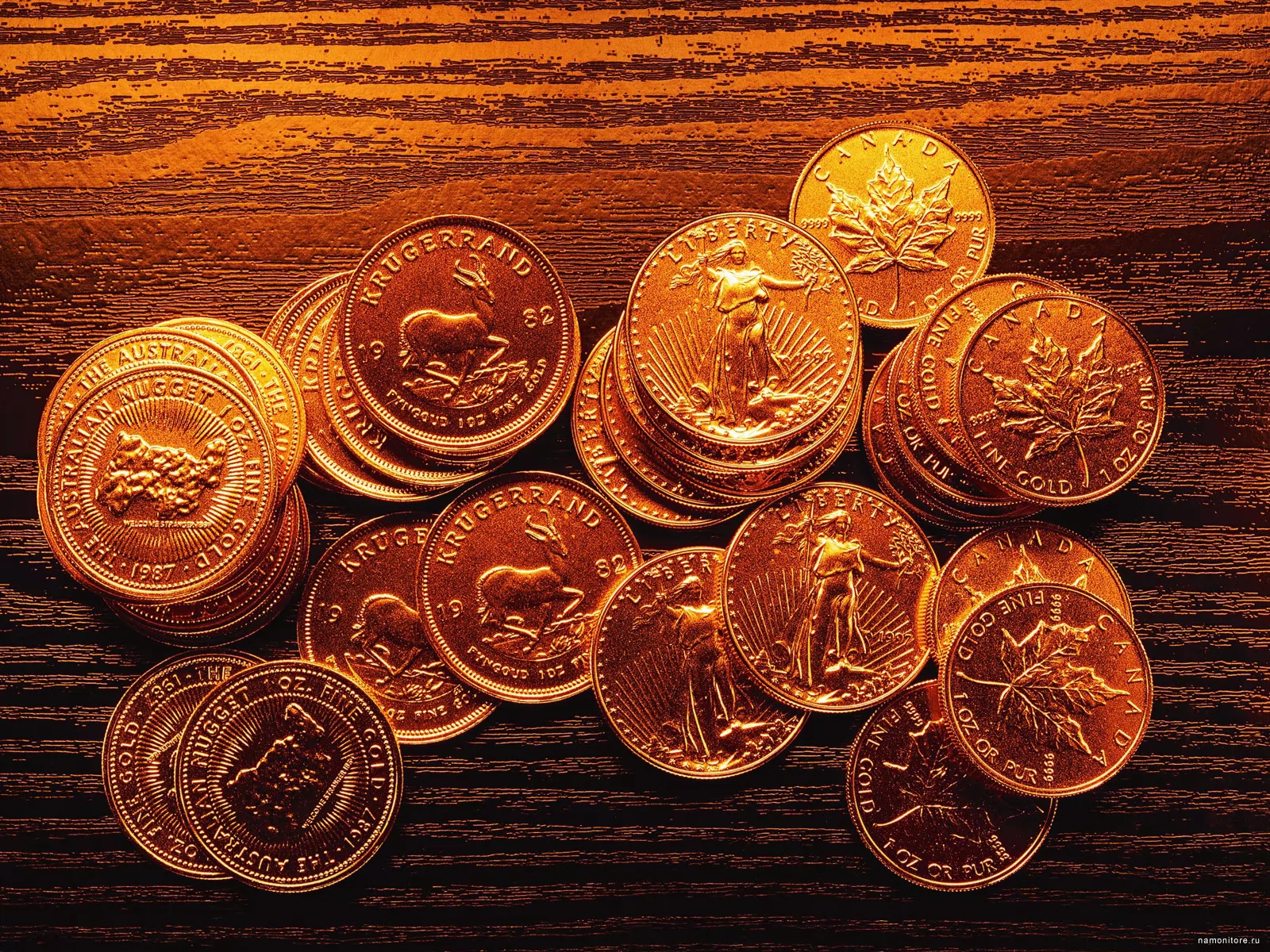 Загадываем монеты. Монета Золотая. Золотые монеты на столе. Красивые монетки. Коллекционные золотые монеты.