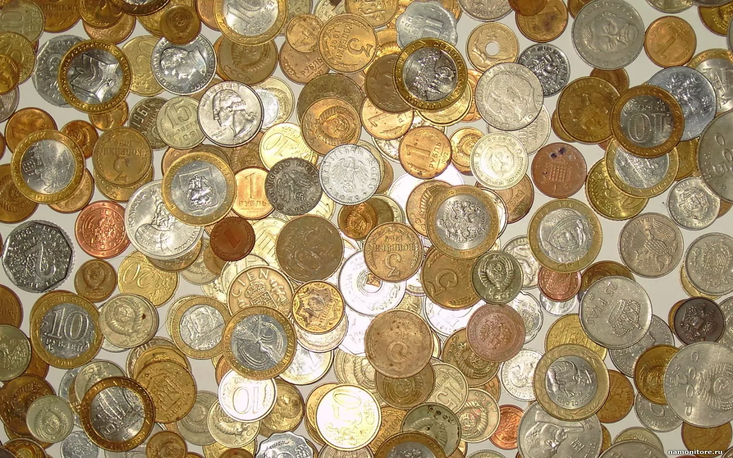 Много монет