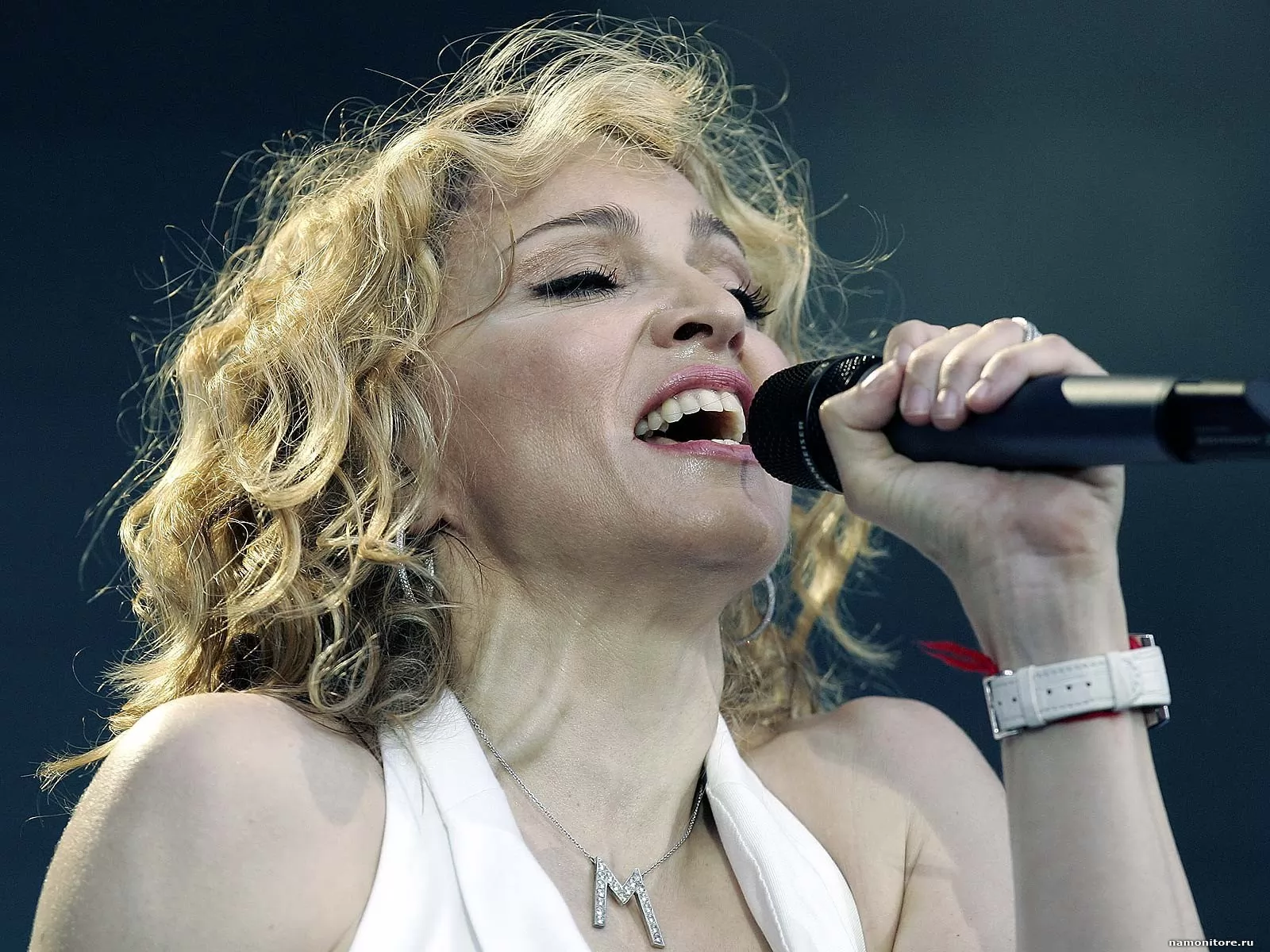 Madonna на сцене, белое, блондинки, Мадонна, музыка х