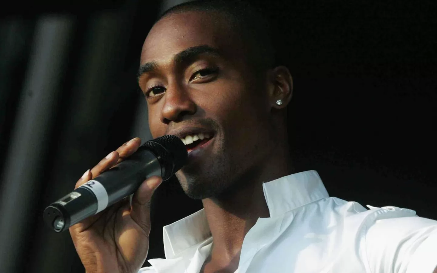 Simon Webbe with a microphone in hands, black, celebrities, men, music x