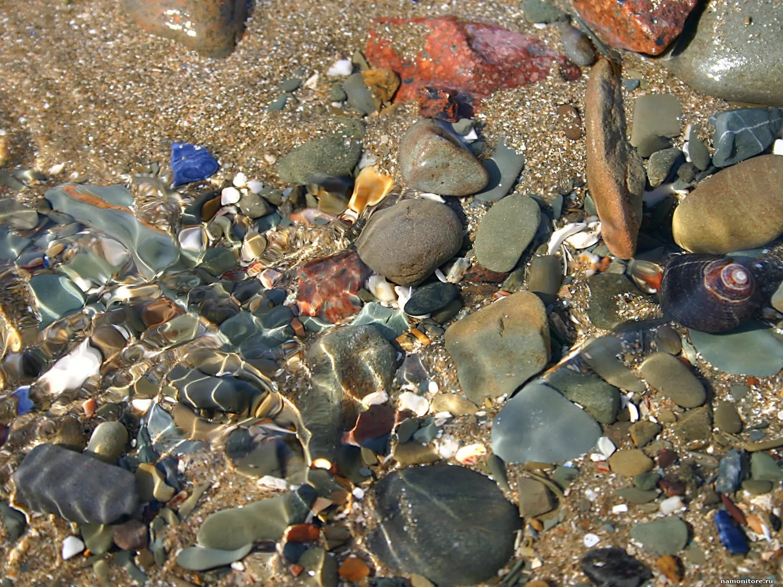 Минералы в воде моря. Минералы Азовского моря. Морское дно галька. Камни в прозрачной воде. Камни под водой.