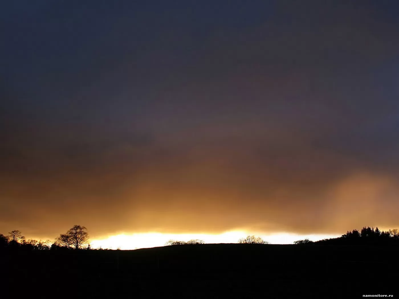 Нависшими тучами. Надвигается гроза. Грозовой пейзаж. Тучи перед дождем. Грозовые тучи.