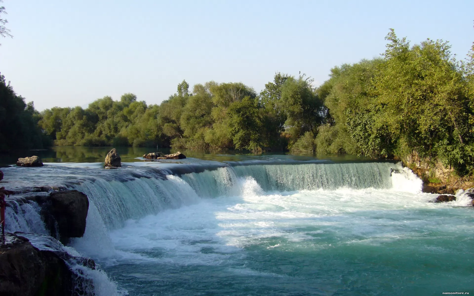 Какая река знаменита водопадом