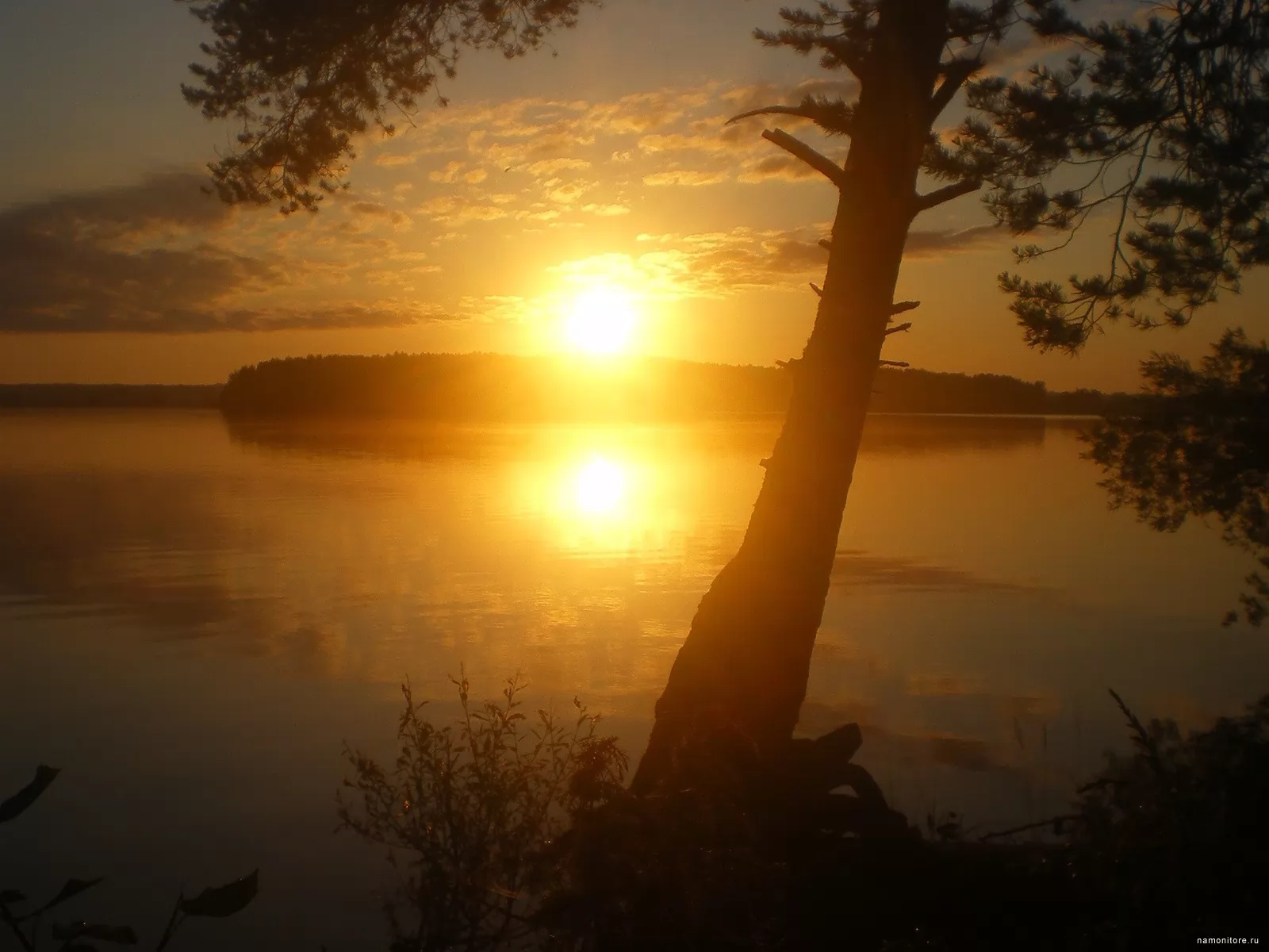 Утро четвертый. Красивый Восход над Енисеем. Карельский Восход солнца. Рассвет солнца изумрудном озеро. Большое солнце на Восходе.