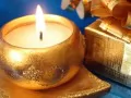 обои для рабочего стола: «Золотистая свечка и подарок»