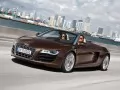 выбранное изображение: «Audi R8 Spyder мчится по дороге»