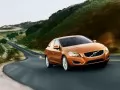 обои для рабочего стола: «Оранжевая Volvo S60 на горной дороге»