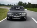 выбранное изображение: «Audi S8 на дороге, вид спереди»