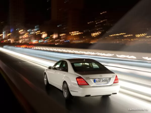 Mercedes-Benz S-Class мчится по ночному городу, S-Class