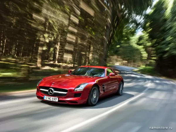 Красный Mercedes-Benz SLS AMG мчится по дороге, SLS