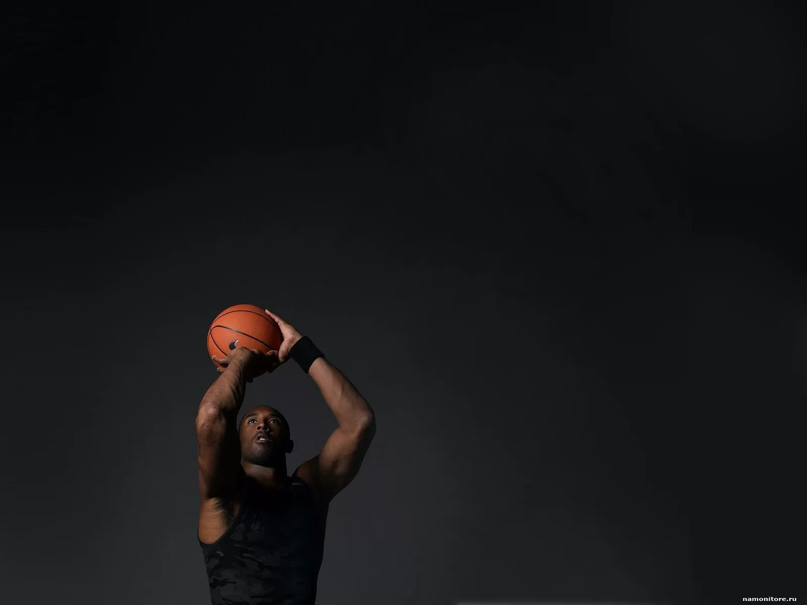 Баскетболист на черном фоне