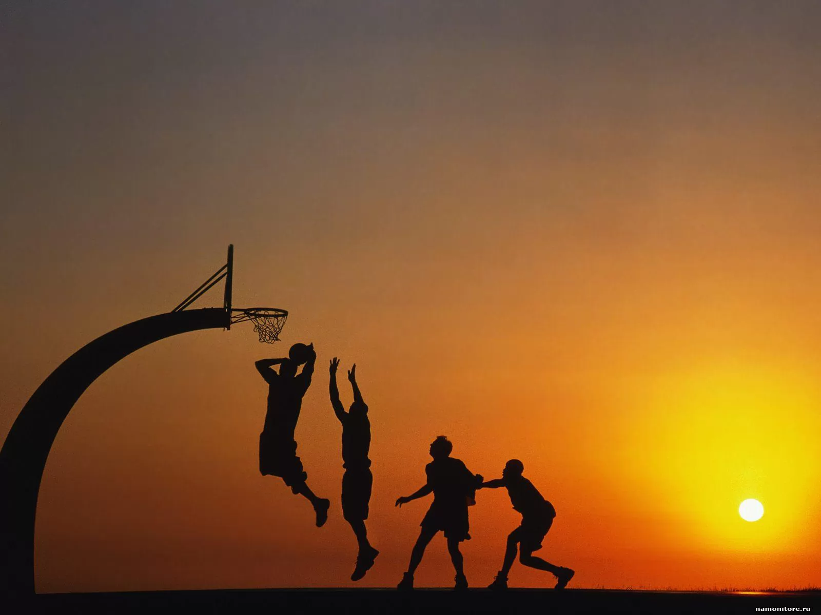 Баскетболисты на открытой площадке на закате, баскетбол, закат, лучшее, оранжевое, спорт х