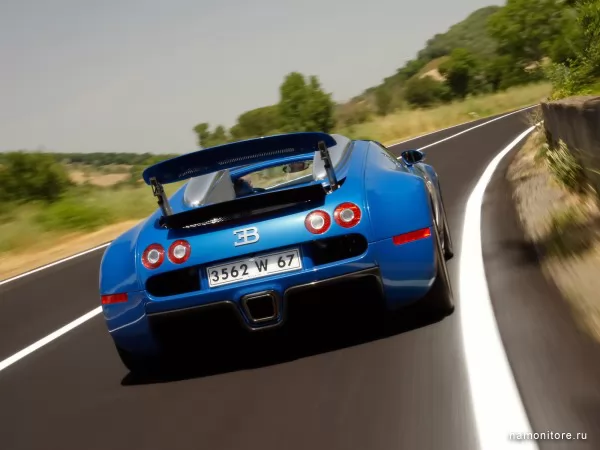 Bugatti Veyron 16.4 Grand Sport мчится по дороге, Veyron