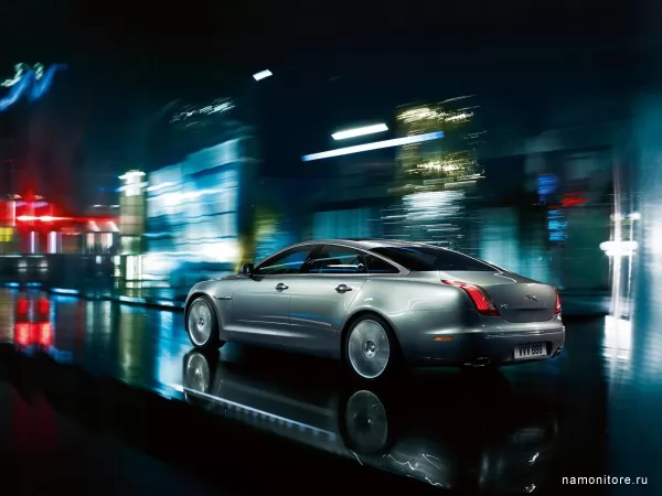 Jaguar XJ мчится по ночному городу, XJ