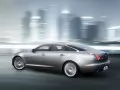 выбранное изображение: «Jaguar XJ летит по дороге»