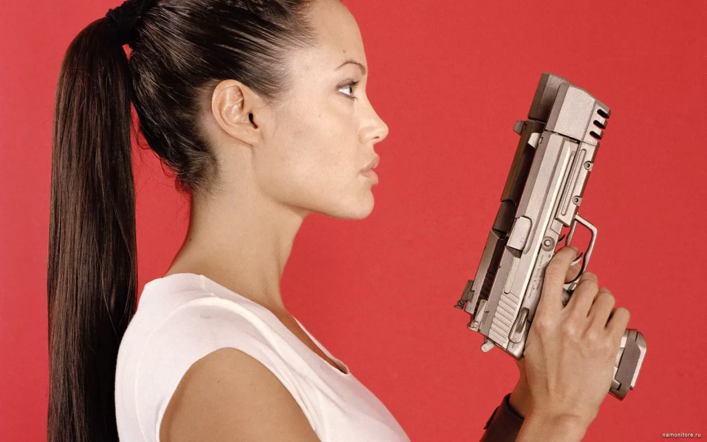 Анджелина Джоли с пистолетом, Анджелина Джоли, брюнетки, девушки, знаменитости, оружие, розовое х