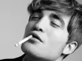 выбранное изображение: «Роберт Паттинсон с сигаретой»